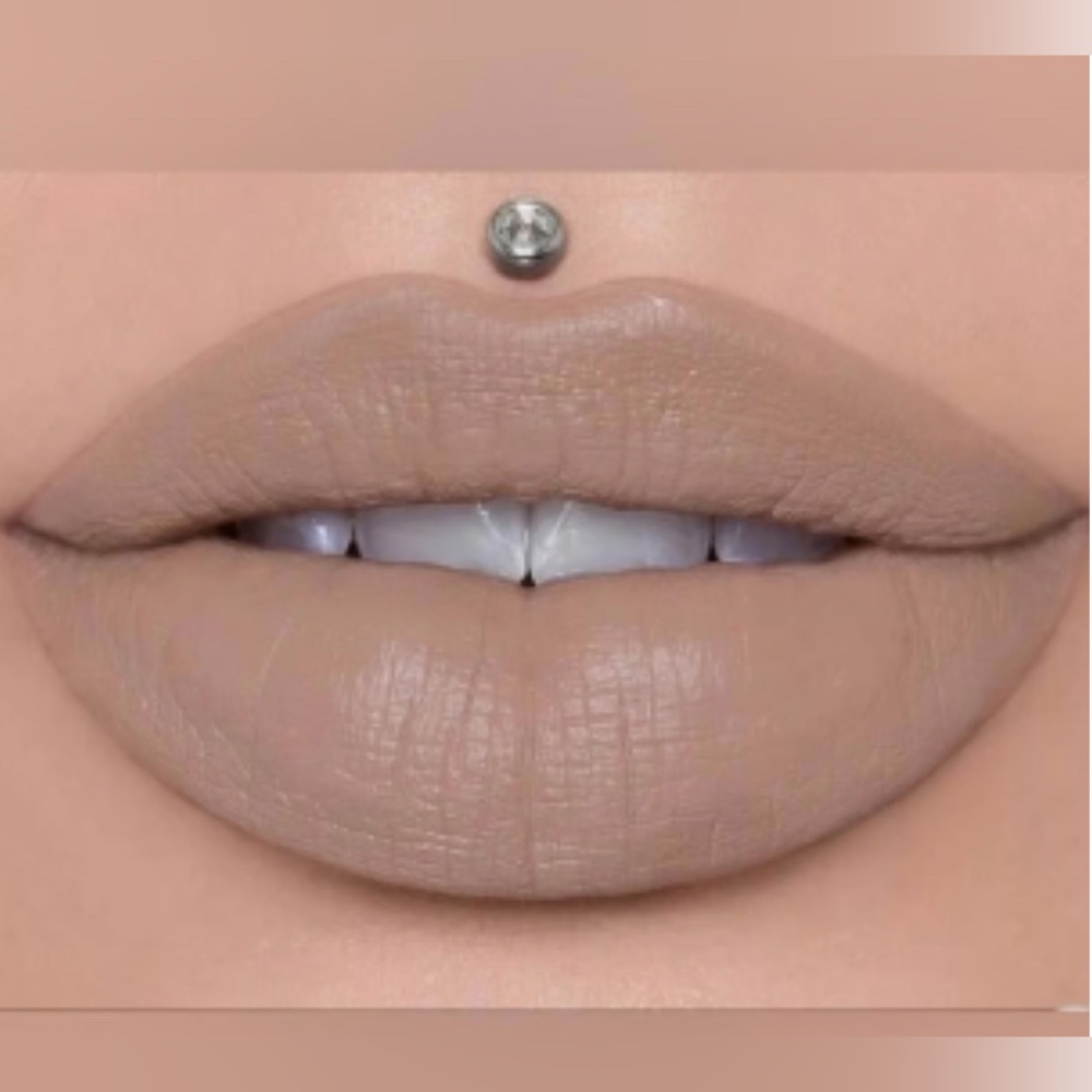 ONE IN STOCK🚨 JEFFREE STAR COSMETICS
Velour Liquid Lipstick (JEFFREE’S NUDES)